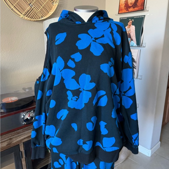 🆕 listing! Stylish sweats (hoodie only) - Picture 2 of 8